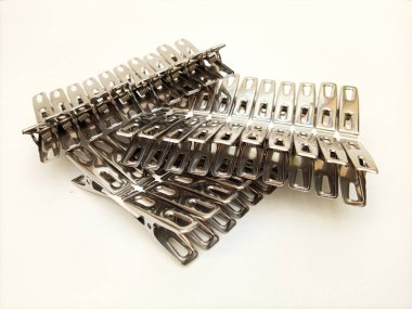 Beyaz Arkaplanda Paslanmaz Çelik Mandallar. Metal Giysiler Mandallar Şablon Sırasına