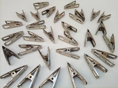 Paslanmaz Çelik Mandallar Beyaz Arkaplanda İzole Edildi. Ev için metal giysi askıları