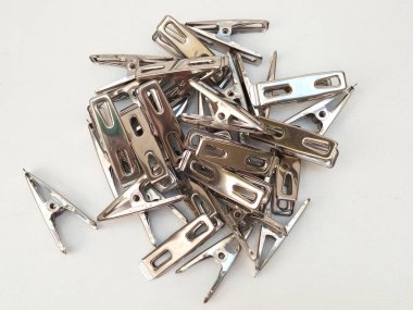 Paslanmaz Çelik Mandallar Beyaz Arkaplanda İzole Edildi. Ev için metal giysi askıları