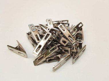 Paslanmaz Çelik Mandallar Beyaz Arkaplanda İzole Edildi. Ev için metal giysi askıları