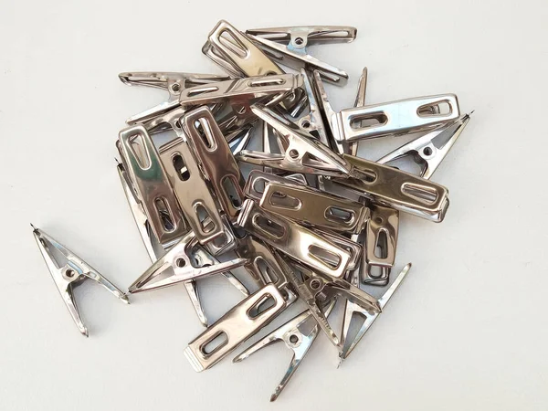 Paslanmaz Çelik Mandallar Beyaz Arkaplanda İzole Edildi. Ev için metal giysi askıları