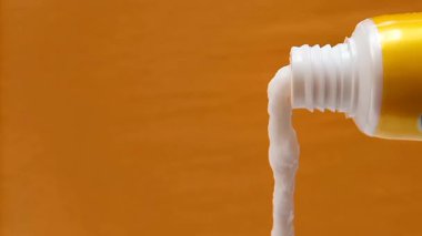 Beyaz Göz Kremi dokusu Sarı Arkaplanda Tüp 'ten Sıkıştırıldı, Cilt Yakın