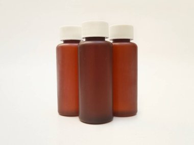 Beyaz arka planda izole edilmiş kehribar plastik şişeler ilaç, şurup, gerekli yağlar ve kozmetik ürünler için kahverengi plastik şişeler.