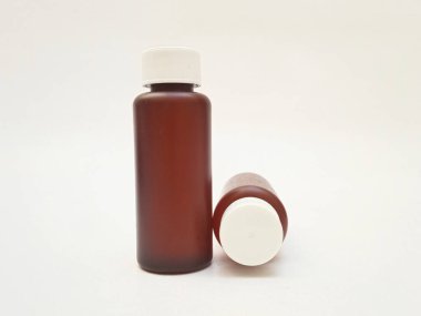 Beyaz arka planda izole edilmiş kehribar plastik şişeler ilaç, şurup, gerekli yağlar ve kozmetik ürünler için kahverengi plastik şişeler.