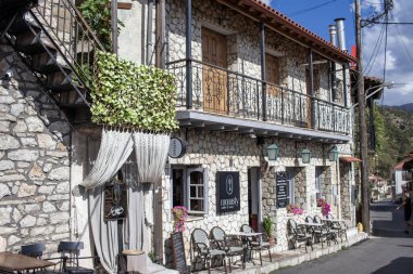 Dimitsana, Yunanistan - SEPTEMBER 1, 2025 Arcadia bölgesindeki geleneksel Dimitsana köyü.