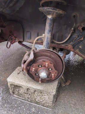 Tripolis, Yunanistan - 20 Ekim 2025 Yunanistan Trablusgarp 'taki bir araba tamirhanesinde kırılmış, terk edilmiş ve tarihi araçlar.