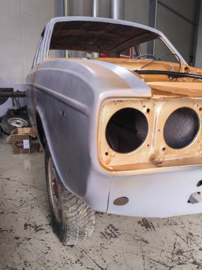 Tripolis, Yunanistan - 20 Ekim 2025 Yunanistan Trablusgarp 'taki bir araba tamirhanesinde kırılmış, terk edilmiş ve tarihi araçlar.