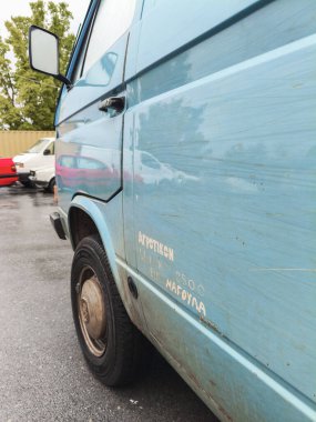 Tripolis, Yunanistan - 20 Ekim 2025 Yunanistan Trablusgarp 'taki bir araba tamirhanesinde kırılmış, terk edilmiş ve tarihi araçlar.