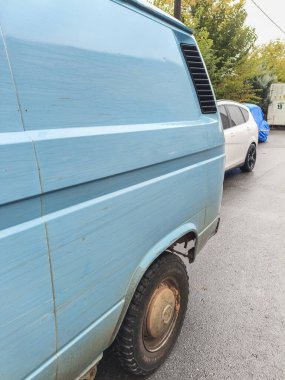 Tripolis, Yunanistan - 20 Ekim 2025 Yunanistan Trablusgarp 'taki bir araba tamirhanesinde kırılmış, terk edilmiş ve tarihi araçlar.