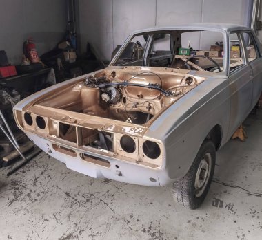 Tripolis, Yunanistan - 20 Ekim 2025 Yunanistan Trablusgarp 'taki bir araba tamirhanesinde kırılmış, terk edilmiş ve tarihi araçlar.