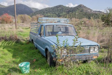 Tripolis, Yunanistan - 9 Kasım 2025 Bir fotoğraf yürüyüşü sırasında birçok terk edilmiş retro araç bulabilirsiniz.