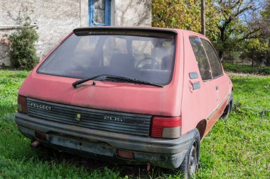 Tripolis, Yunanistan - 9 Kasım 2025 Bir fotoğraf yürüyüşü sırasında birçok terk edilmiş retro araç bulabilirsiniz.