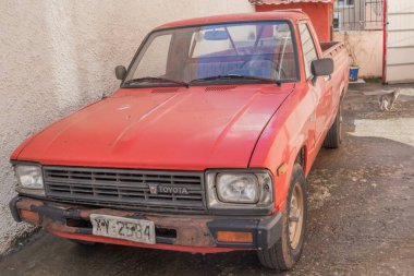 Tripolis, Yunanistan - 9 Kasım 2025 Bir fotoğraf yürüyüşü sırasında birçok terk edilmiş retro araç bulabilirsiniz.