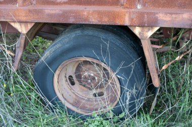Vachos Anatoliki Mani, Yunanistan - 11 Kasım 2025 Terk edilmiş eski Mercedes Benz kamyonu.