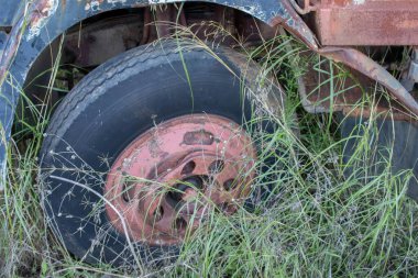 Vachos Anatoliki Mani, Yunanistan - 11 Kasım 2025 Terk edilmiş eski Mercedes Benz kamyonu.