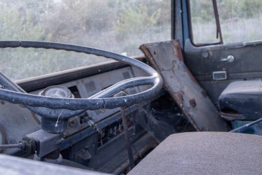 Vachos Anatoliki Mani, Yunanistan - 11 Kasım 2025 Terk edilmiş eski Mercedes Benz kamyonu.