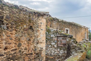 Aigies Anatoliki Mani, Yunanistan - 10 Kasım 2025 Mahvolmuş ve terk edilmiş eski kilise.
