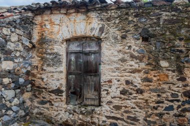 Aigies Anatoliki Mani, Yunanistan - 10 Kasım 2025 Mahvolmuş ve terk edilmiş eski kilise.