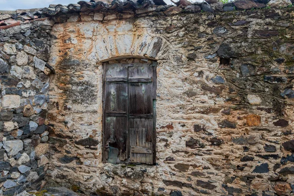 Aigies Anatoliki Mani, Yunanistan - 10 Kasım 2025 Mahvolmuş ve terk edilmiş eski kilise.
