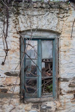 Aigies Anatoliki Mani, Yunanistan - 10 Kasım 2025 Mahvolmuş ve terk edilmiş eski kilise.