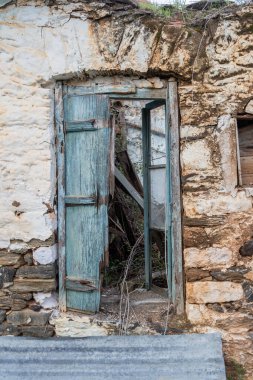Aigies Anatoliki Mani, Yunanistan - 10 Kasım 2025 Mahvolmuş ve terk edilmiş eski kilise.
