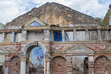 Aigies Anatoliki Mani, Yunanistan - 10 Kasım 2025 Mahvolmuş ve terk edilmiş eski kilise.