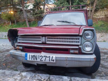 Dimitsana, Yunanistan - 7 Aralık 2025 Nissan Junior toparlandı.