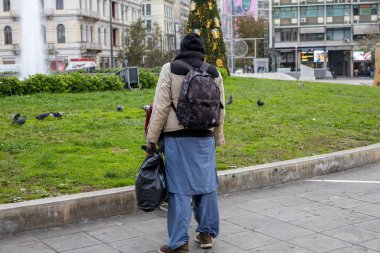 Atina, Yunanistan - 21 Aralık 2025 Başkent Yunanistan 'da ilginç bir fotoğraf yürüyüşü.