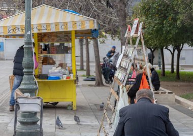 Atina, Yunanistan - 21 Aralık 2025 Başkent Yunanistan 'da ilginç bir fotoğraf yürüyüşü.