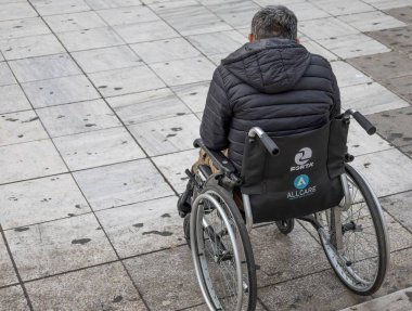Atina, Yunanistan - 21 Aralık 2025 Başkent Yunanistan 'da ilginç bir fotoğraf yürüyüşü.