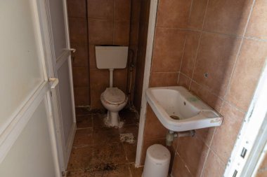 Mantineia, Yunanistan - 11 Aralık 2025 Mantineia Yunanistan 'daki harap ve terk edilmiş restoran benzin istasyonu.