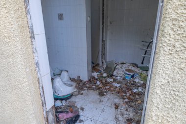 Mantineia, Yunanistan - 11 Aralık 2025 Mantineia Yunanistan 'daki harap ve terk edilmiş restoran benzin istasyonu.