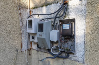 Mantineia, Yunanistan - 11 Aralık 2025 Mantineia Yunanistan 'daki harap ve terk edilmiş restoran benzin istasyonu.