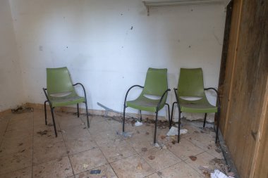 Mantineia, Yunanistan - 11 Aralık 2025 Mantineia Yunanistan 'daki harap ve terk edilmiş restoran benzin istasyonu.