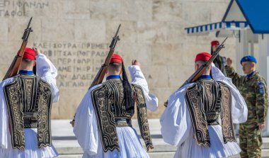 Atina, Yunanistan - 8 Şubat 2026 Yunan Euzones parlamento önünde nöbet değiştirdi.