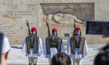 Atina, Yunanistan - 8 Şubat 2026 Yunan Euzones parlamento önünde nöbet değiştirdi.