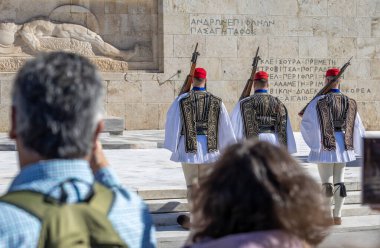 Atina, Yunanistan - 8 Şubat 2026 Yunan Euzones parlamento önünde nöbet değiştirdi.