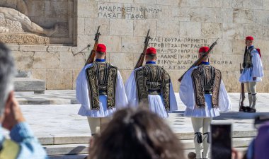 Atina, Yunanistan - 8 Şubat 2026 Yunan Euzones parlamento önünde nöbet değiştirdi.