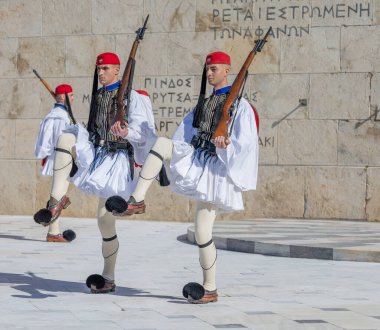 Atina, Yunanistan - 8 Şubat 2026 Yunan Euzones parlamento önünde nöbet değiştirdi.