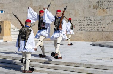 Atina, Yunanistan - 8 Şubat 2026 Yunan Euzones parlamento önünde nöbet değiştirdi.