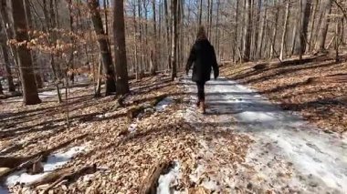 Kadın ocak ayında karlı ve buzlu patikada yürürken düştü.