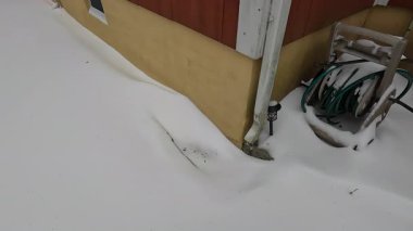 Ocak ayında araba yolu karla kaplıydı