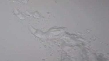 Kadın temkinli bir şekilde yürüyordu. Ocak ayında karla kaplıydı.