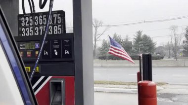 Kuzey Plainfield, NJ, ABD - 01-28-2022: New Jersey 'deki benzin istasyonunda doldurma