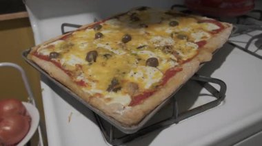 Domates soslu ve peynirli ev yapımı pizza.