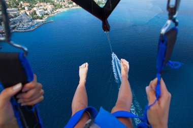 Para-yelken Adriyatik Denizi yazın