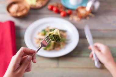 Brokoli ile sağlıklı bir akşam yemeği 