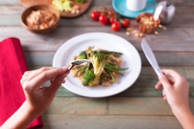 Brokoli ile sağlıklı bir akşam yemeği 