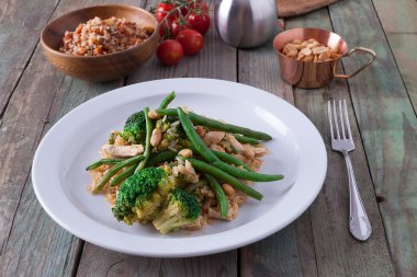 Brokoli ve yeşil fasulye sağlıklı yemek