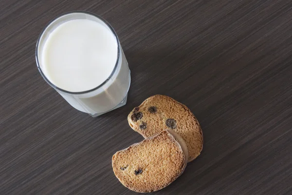 Glass of milk and biscuits with raisins — Stock Photo, Image